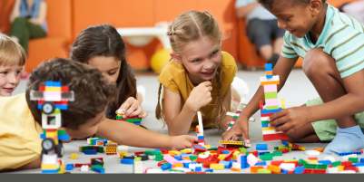 5 children play with colourful blocks